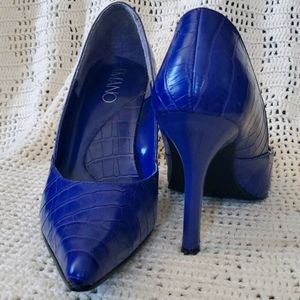A`MANO heals 5 inch in blue.  Size 10